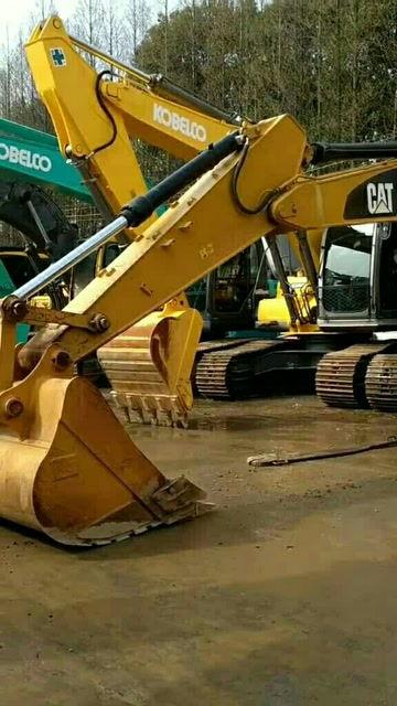 挖掘機(ji)與工程(cheng)機(ji)械 現(xian)代建(jian)設(she)的(de)支柱